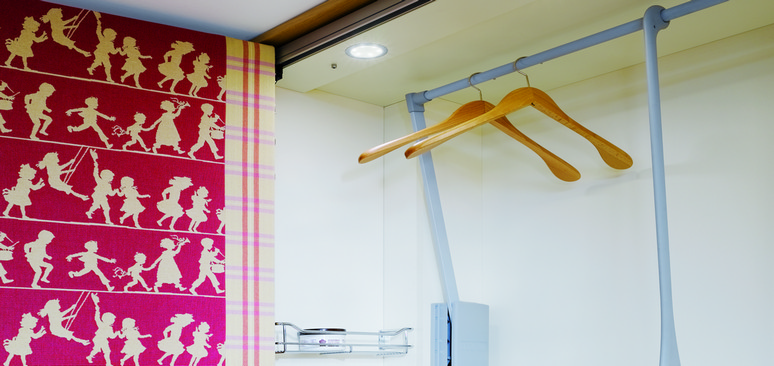 Optimum use can be made of all of the space due to the clothes lift.