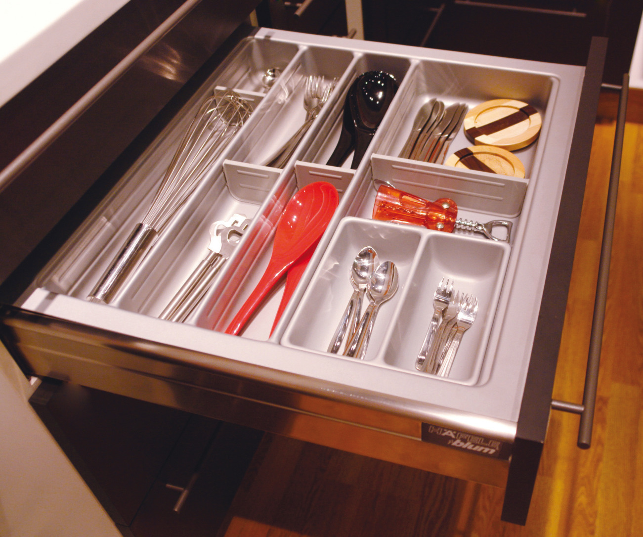 ExcèlsaRainbow 6 Compartments Red Cutlery Tray 